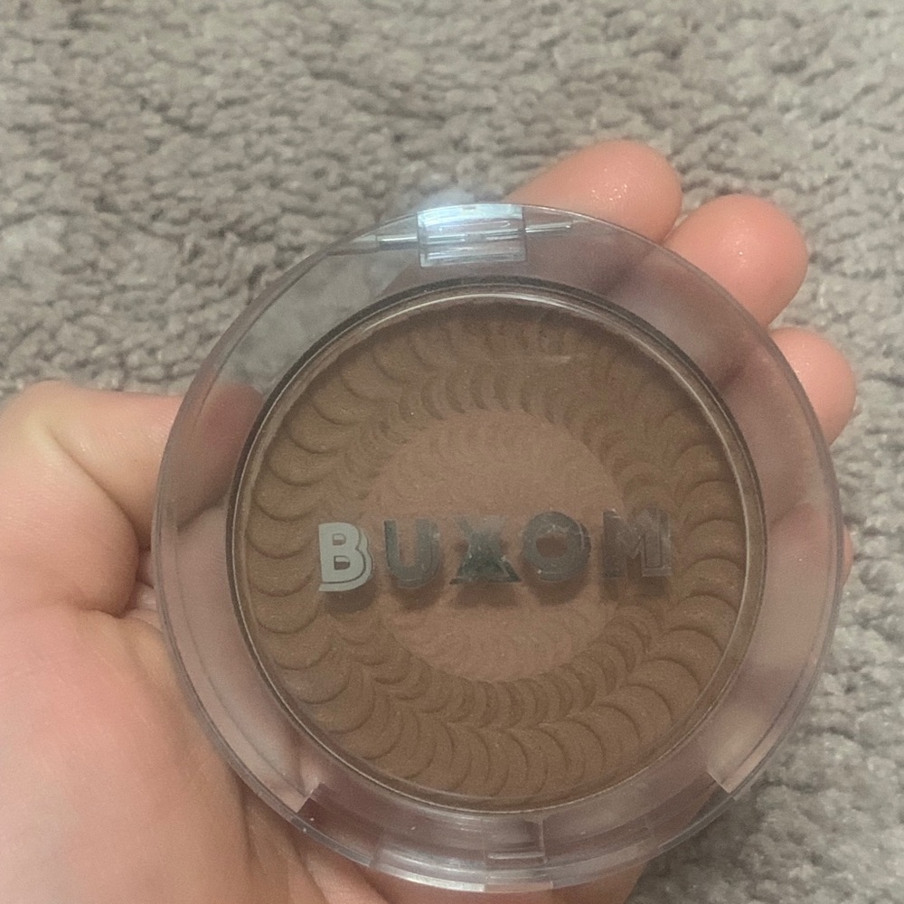 Buxom bronzer